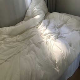 광목느낌 나는 차렵 이불과 화이트 색상으로 구성한 침구로 100x200사이즈의 싱글침대를 넓어 보이게 만들었다
빛이 어느정도 투과되는 아이보리 색상의 커튼으로 일찍 일어나져서 아침형 인간된다 봄에 이렇게 꾸미면 짱좋다. 