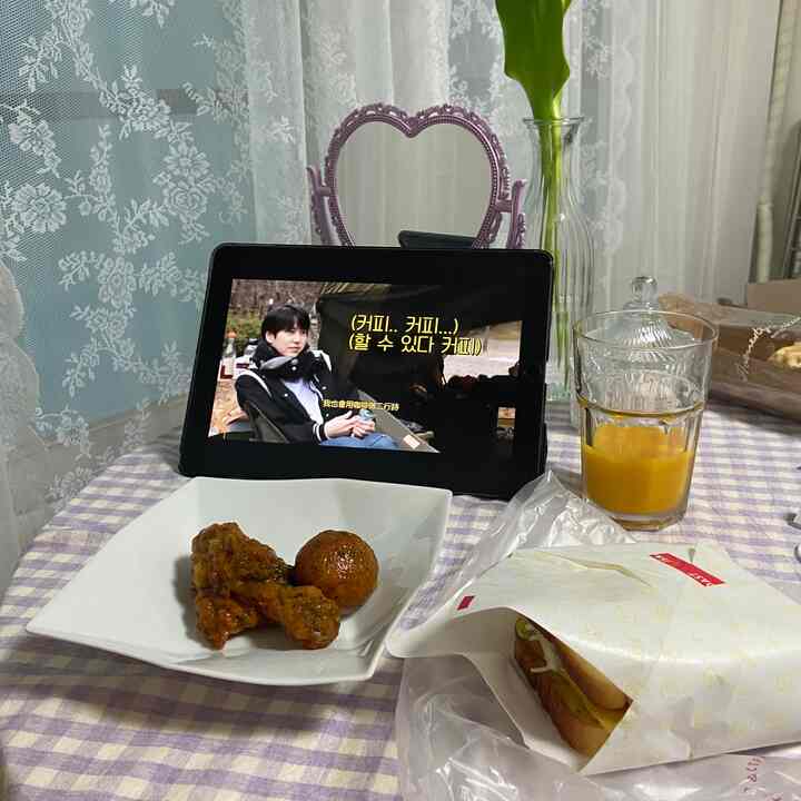 ご飯を食べながらおやつを食べながら毎日一緒にいるiPad💜なければ生きていません。 