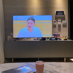 하루동안 시간은 제일 많이 보내는 거실입니다🍉 
 일단 집분위기 자체가 몰딩이나 도어 쪽이 다 딥그레이톤으로 되어있어서 TV장을 그레이톤으로 맞추었고 소파테이블 같은경우에는 그레이+대리석 조합의 고급스러움으로 인테이러를 해보았습니다🏡 그리고 사진상으로는 TV장의 다리밖에 안보이지만 대리석 테이블, 소파 다리까지 금색으로 통일하여 고급스러움을 더한 공간입니다💎
 재택근무를 할땐 작은방에서 대부분 시간을 보내지만 집중이 흐트러질땐 과일쥬스를 갈아서 맥북을가지고 거실에서 할 때가 많은데요💻 일보단 티비에 빠질때가 더 많긴 하지만 기분전환도되고 좋은거 같아요🛠