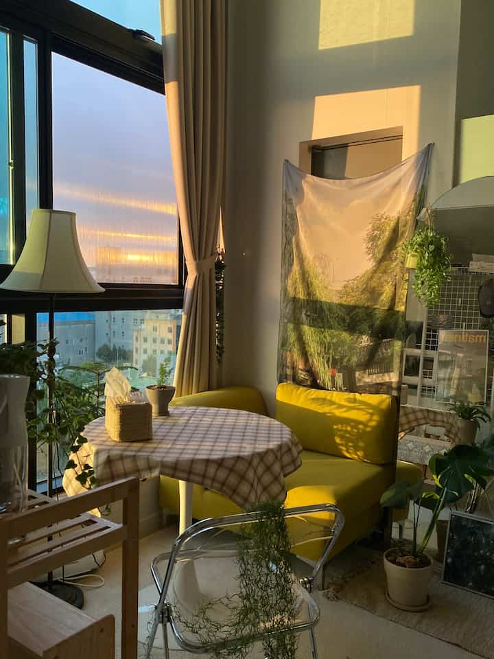 As expected, it's a great place to enjoy the sunset.. The whole house is dyed orange 🧡🧡
The beautiful sunset I see after work is truly amazing.

Now that it's a little bit cooler, I have the window open and the breeze blowing in feels so good🧡