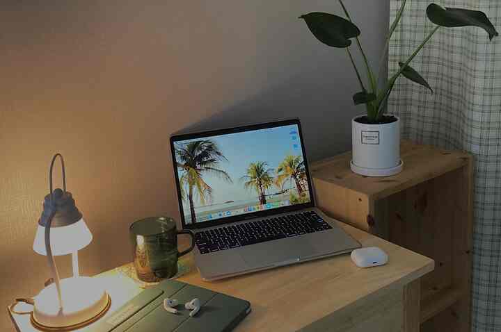 寝る前の最も穏やかな時間、フロリダのキー島の夕暮れ時のムードでいっぱいのMacBookを開きます。アメリカで過ごしたときに買ったノートパソコンですが、まだ私の少し幸せになってくれています:)