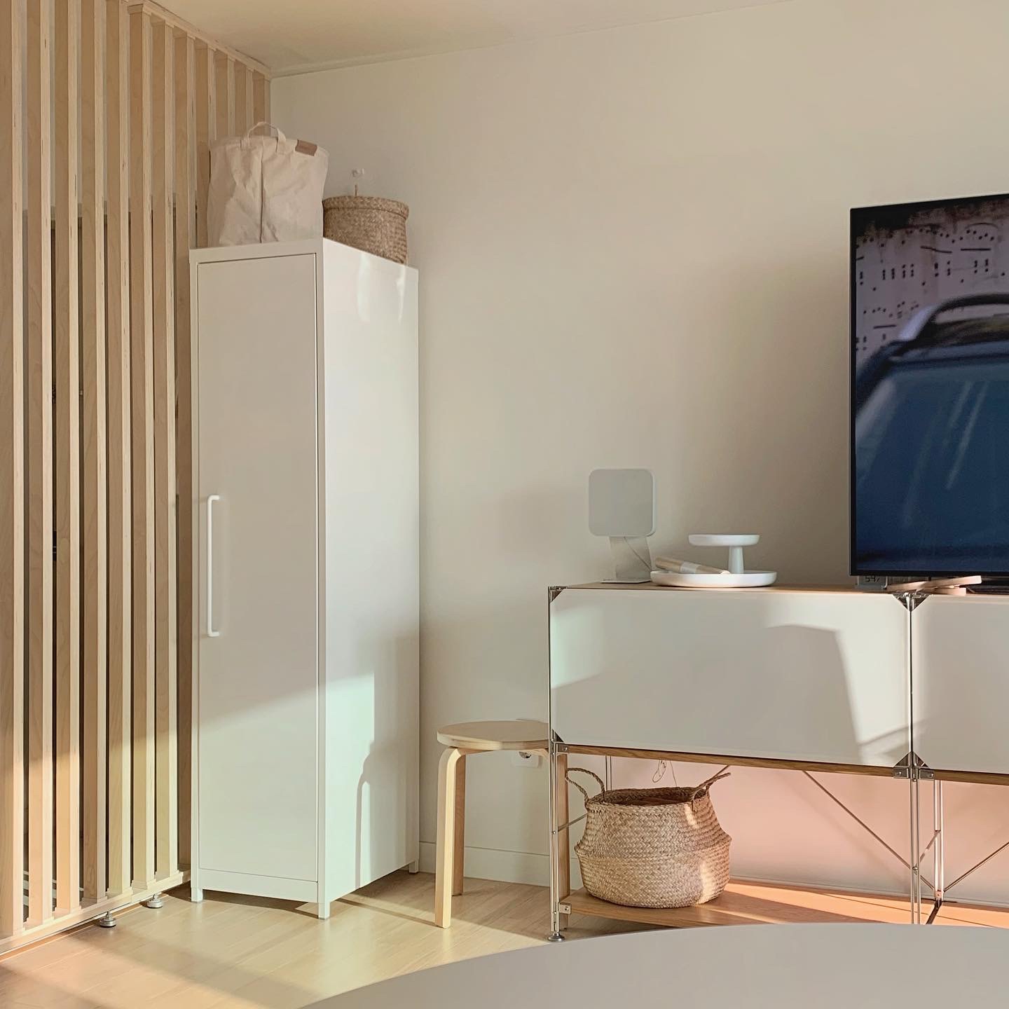 シルバーのキャビネットで暮らしやすさを