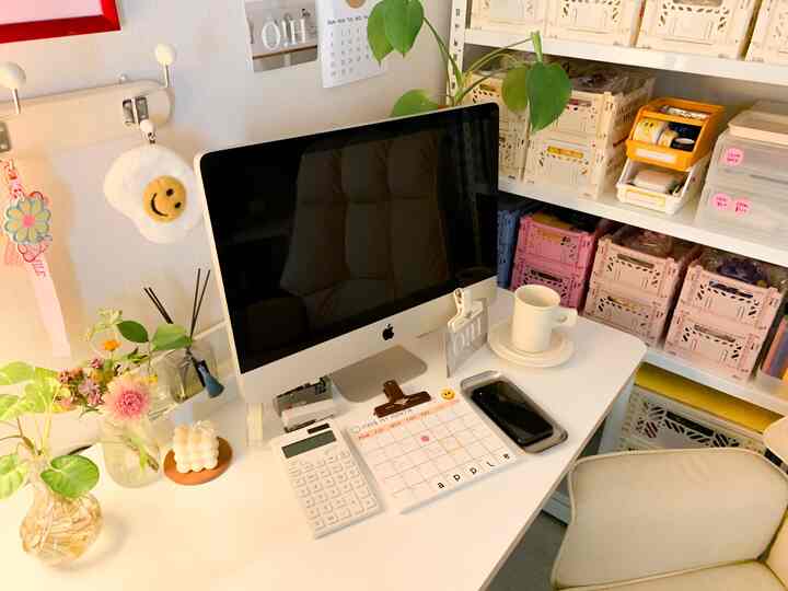 ホワイトトーンのホームオフィス、机の上にiMacと整理された収納ボックスが配置された印象的な作業空間