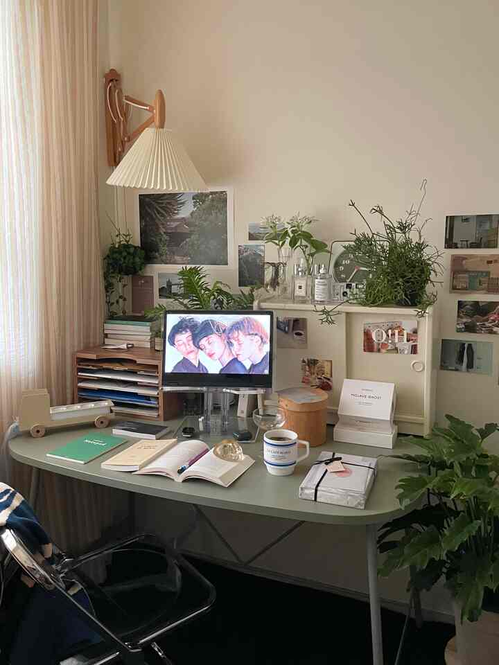 ベージュとホワイトの色調のホームオフィス書斎、机と多様な植物が配置された落ち着いた自然な雰囲気のインテリア