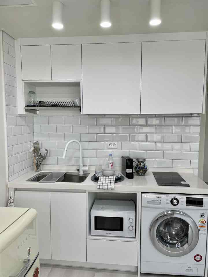 エンボタイルで飾られたオフィステルキッチンですよー！白い背景の上の灰色の縞模様でポイントを与えました🤍💙