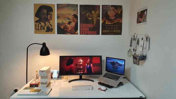 独立映画監督でありフリーランサーである私の部屋であり作業室です。まだオフィスのない貧しい監督ですが、ここで夢を見てまた夢を育てています:)

MacBook Proはビデオで働く人にとっては選択肢ではなく、必須だと思います。


（p.sノートブックで働いてみるとカメの木がひどくなり、台座や外部キーボードも必須です：）