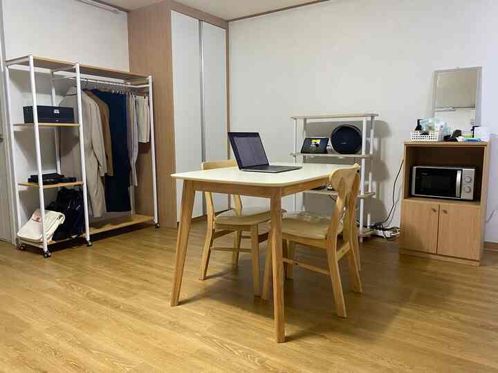 シンプルなワンルームの中にMacBookで感性を加える
スピーカーの再生機器としてiPad Proを活用して棚を充実させる