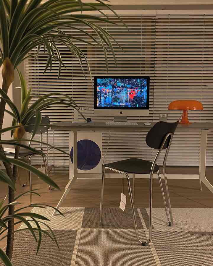 ナチュラルカラーとホワイトトーンのホームオフィス、アイマックやブラインドが配置されたモダンな作業空間