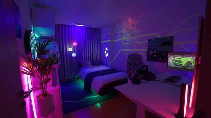 パープルとブルーのトーンの小さなゲームルーム寝室、ゲーミングデスクとチェア、LED照明と植物が配置されたサイバーパンクスタイルのインテリア