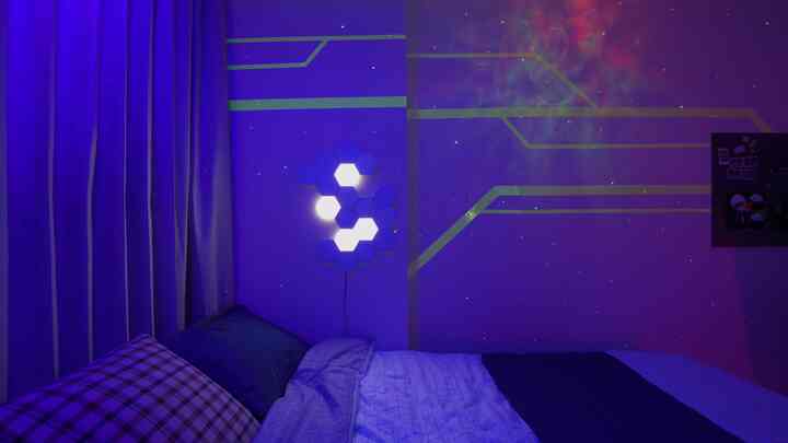 ブルーとパープルの色調の寝室、星の照明と六角形LED壁灯が配置された現代的で居心地の良いインテリア