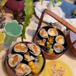이밤에
갑자기 김밥이 먹고싶네요
주말엔 김밥한번은 싸는
김밥조아라하는 린건이네
우아한집
울🙋‍♂️건이가 조아라하는
참치김밥,
한번 만들어본 당근김밥
둘다 맛나었어욤
지난주 놀러가고 싶어서~~
안달나서
홈크닉놀이 했었네요🤗