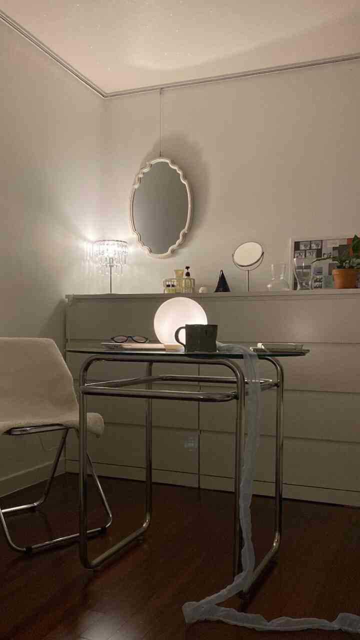 柔らかなホワイトとウッドトーンが調和するナチュラルモダンなダイニングルーム、モダンなメタルテーブルと照明が配置された落ち着いた空間