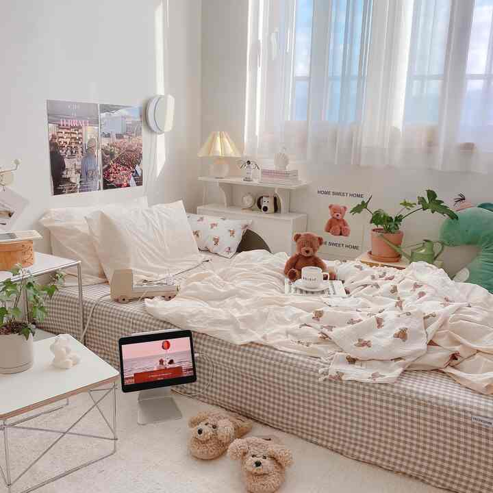 暖かいホワイトとブラウンの色調の寝室、ギンガムマットレスとクマ柄の寝具が秋の雰囲気を醸し出す印象的な空間