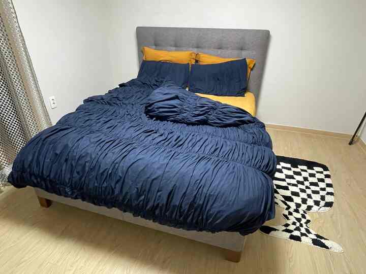 枕カバーは私がぴったり欲しかったちょっとしたマスタードカラーなので大丈夫ですが、マットレスカバーがヌビムになったものを購入したら思ったより色がちゃんじゃなくて惜しい感がありますよ…。羽毛布団カバーと枕カバーはGATAで購入し、冬用布団の重量とカバーの重量が加わるので、無錫がいたずらではないので、一度入って覆うと慰められなければなりません^^…
ラグはゴブレット状のラグを敷いたんですが、使ってみるとグラスベース部分がかなり引っ掛かる部分があってラグは他に交換しました！