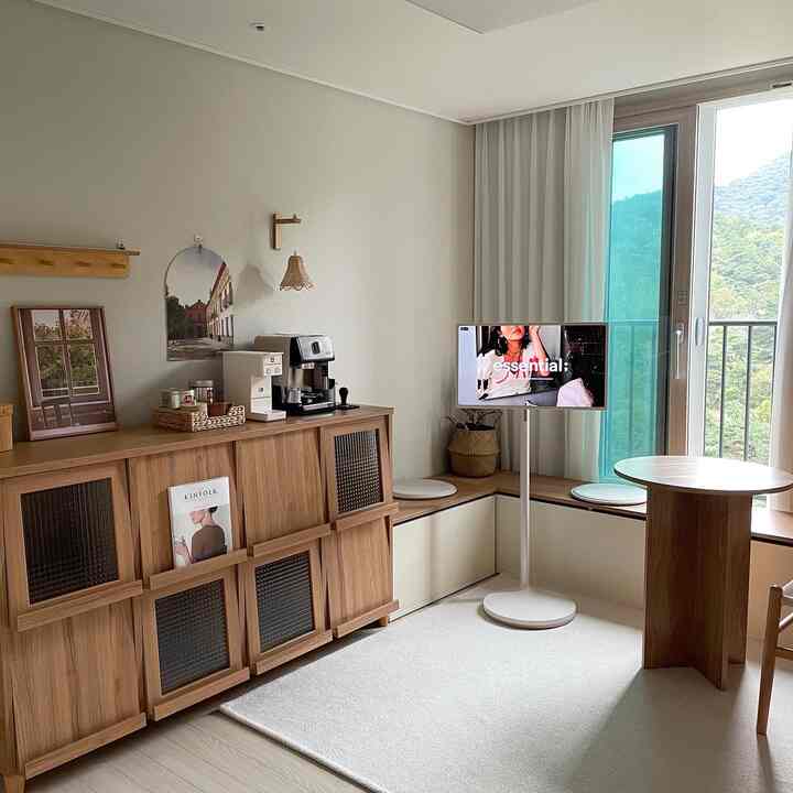 ホームカフェルームで使いすぎているスタンバイミ🤎

とても購入したかったのですが、今日の家で幸運に購入しました:)
お部屋にテレビがなくて購入したかったのですが、車輪まであって移動するのもとても良いですね！
お部屋、ホームカフェルームでとてもよく使っています！

画質も良すぎて、別にスピーカーを使わなくても音質も最高だったんです。
充電すれば3時間くらいワイヤレスで使用可能なので、移動するときに選ばれていなくてもいいです！

デザインは言うまでもなく、後ろ姿もとても綺麗で色味も私の家とよく似合っていてインテリアにすごいですよ！

LGスタンバイは必須です🙈
