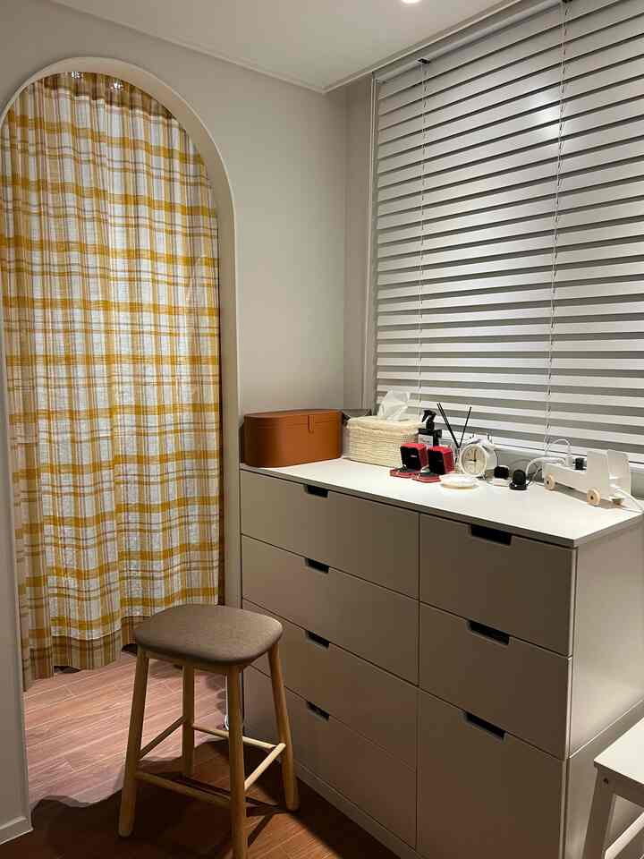 ナチュラルな色調のウォークインクローゼット、イケアのチェストとスツールが配された雰囲気のある空間