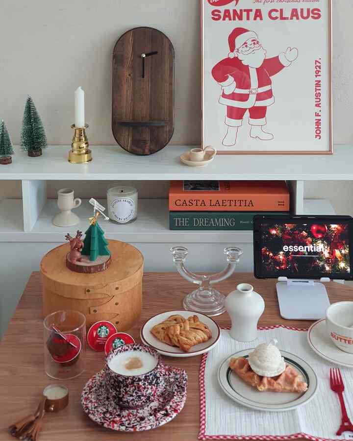 ホワイトとウッドトーンが調和したおうちカフェ、コーヒーとデザートが並ぶ雰囲気あるテーブル