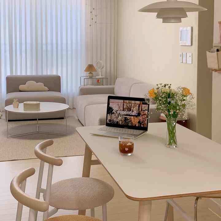 白とベージュのトーンのリビング、ソファとコーヒーテーブルが配置されたナチュラルモダンな空間