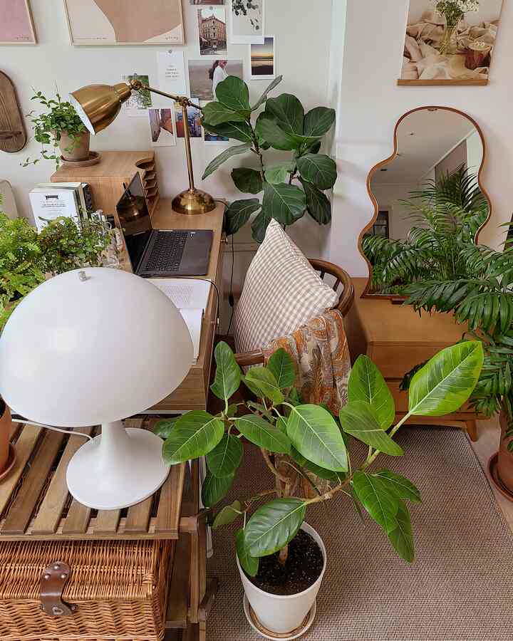 木目調と植物が融合したホームオフィス、シンプルで自然な雰囲気のあるインテリア