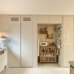 온라인 집들이 발행할 때도,
한번도 공개한 적 없는 주방의 팬트리 공간입니다🤍