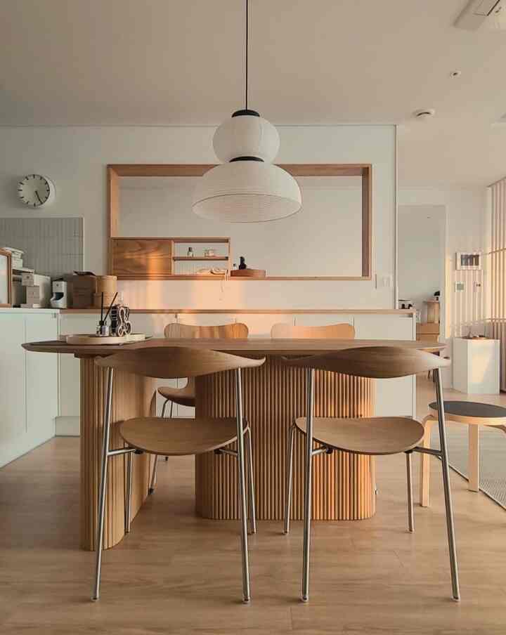 ベージュと木目調が調和するダイニングルーム、中央に配置された木製のダイニングテーブルと椅子が印象的なモダンで落ち着いた空間