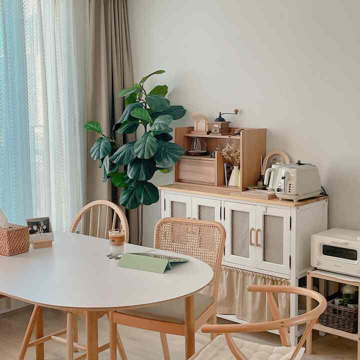 白と木目調の家具が配置されたリビング、ダイニングテーブルとおうちカフェが調和した自然な雰囲気のインテリア