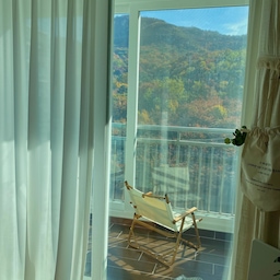 베란다에서 관악산 단풍구경⛰
서울에서 이런 단풍산뷰를 볼 수 있는 곳이 또 있을까요~??
이번 가을 너무 예쁘게 물들었어요🍁
아침에 베란다에서 풍경보며 차한잔하기!
도심에 살고있지만 집만은 다른공간 같아요
아직 신혼이라 베란다에 놓은게 의자 밖에 없네요 어떻게 꾸며야할지 고민중이랍니다 🤔
