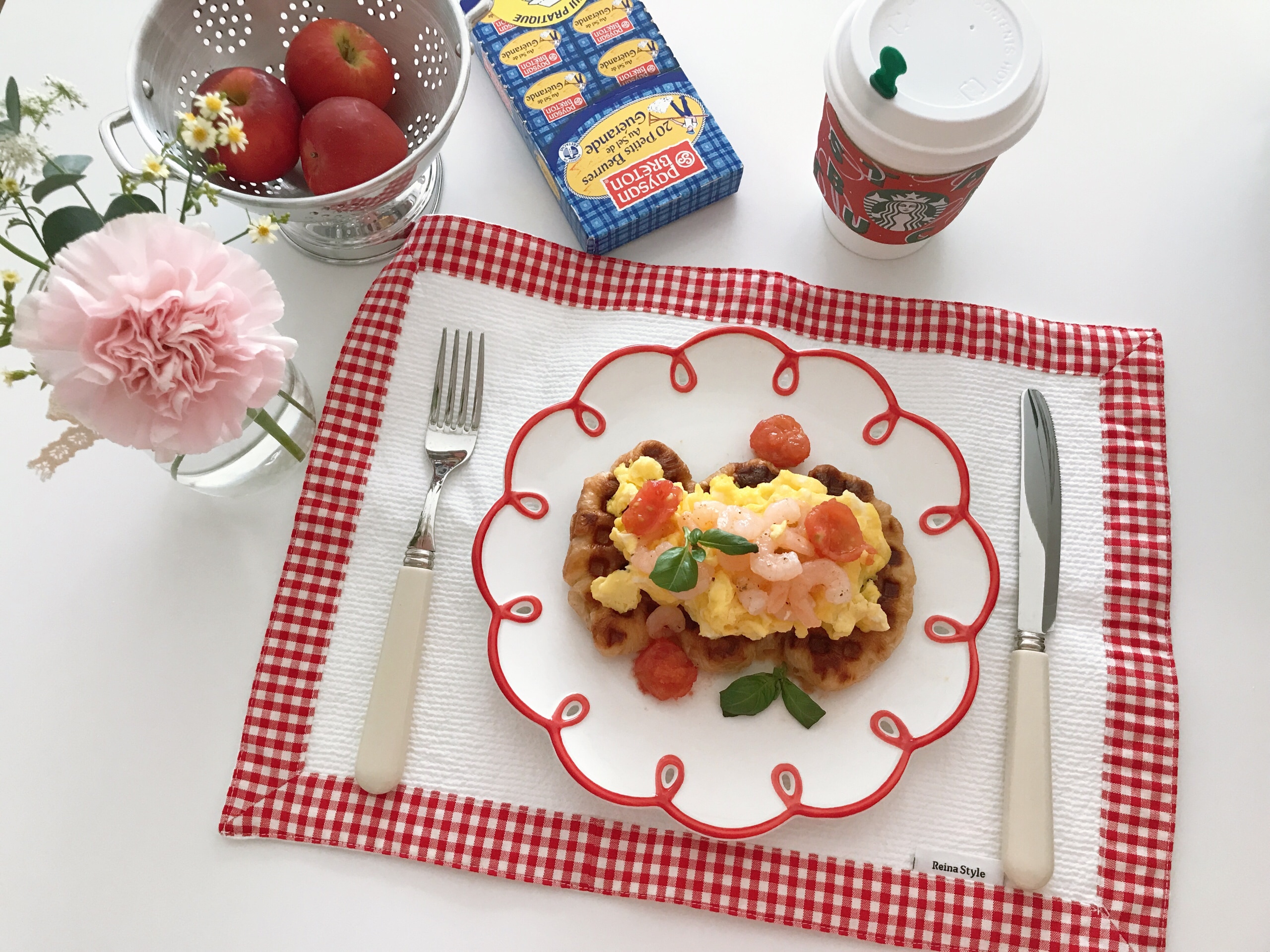 Hand-Drawn Retro Flower Plate user photo