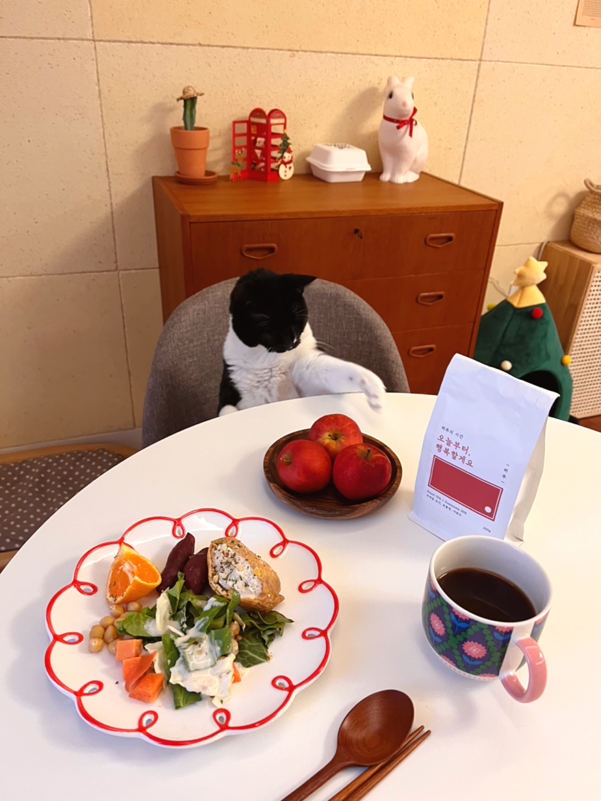 Hand-Drawn Retro Flower Plate user photo