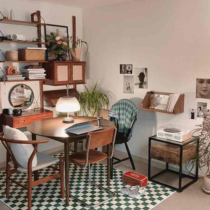 ナチュラルカラーのリビング、木製のダイニングテーブルとチェア、チェッカーボード柄のラグが配置された温かみのあるインテリア