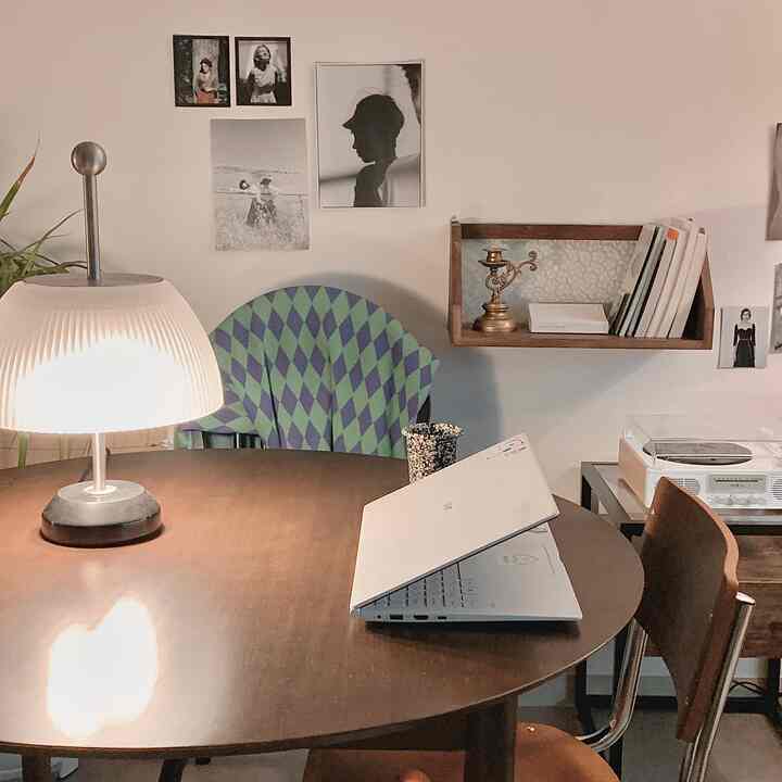 暖かい木目調のホームオフィス、円形ダイニングテーブルとビンテージ小物が配置された落ち着いた雰囲気のインテリア