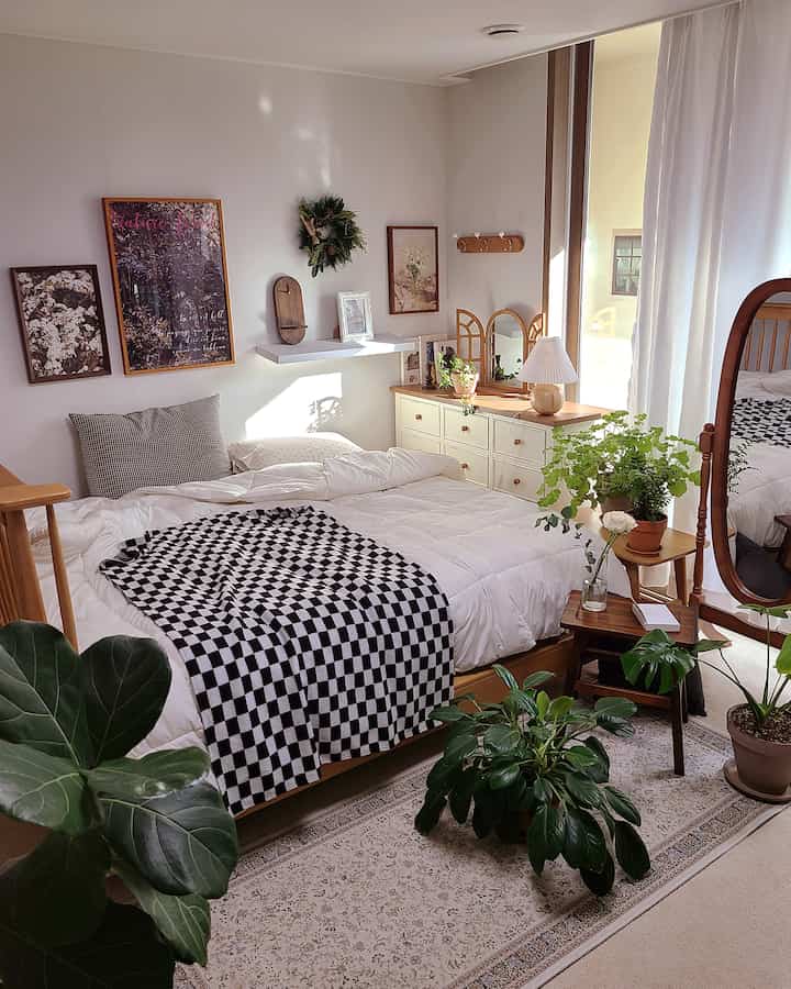 白と木調の寝室、大きなベッドと植物が調和する暖かい冬のインテリア空間