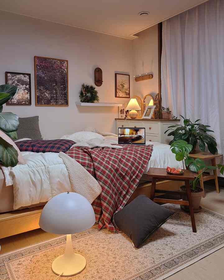 温かみのあるナチュラルトーンの寝室、ベッドと木製スツールが配置された雰囲気のあるインテリア