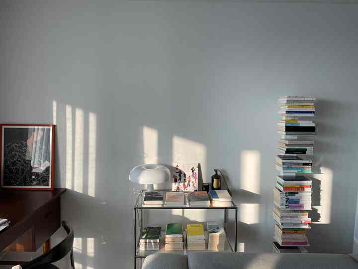 いつもときめく本がある空間です。積もっている本だけ見ても心の平安を与えますね:)