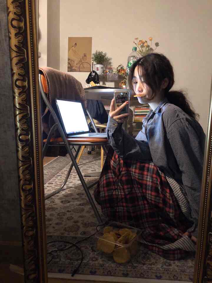 温かみのあるベージュ調のワンルーム、折りたたみ椅子とノートパソコンを配置したコンパクトなホームオフィスの雰囲気