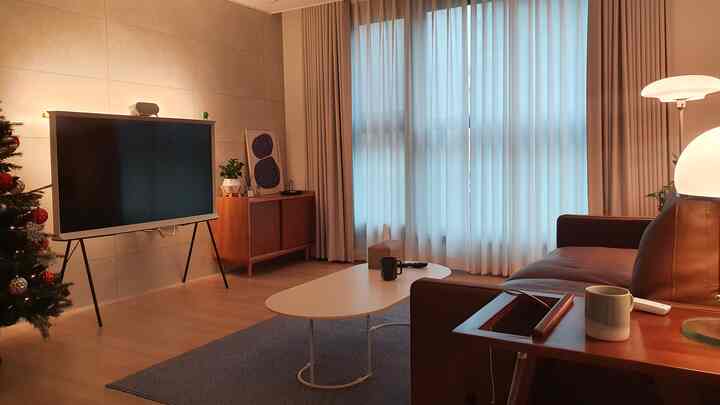 ナチュラルな木目調とモダンなリビング、ブラウンのレザーソファと白いコーヒーテーブルが配置された雰囲気のある空間