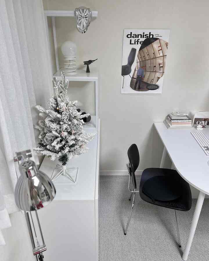 ホワイトトーンのワンルームホームオフィス、ミニマルなデザインとホワイトスノーツリーが配置された清潔感のある作業空間