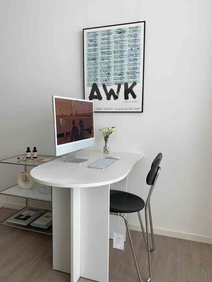 白を基調とした書斎、白いデスクにiMacのモニターと黒の椅子が配置されたシンプルでモダンなインテリア