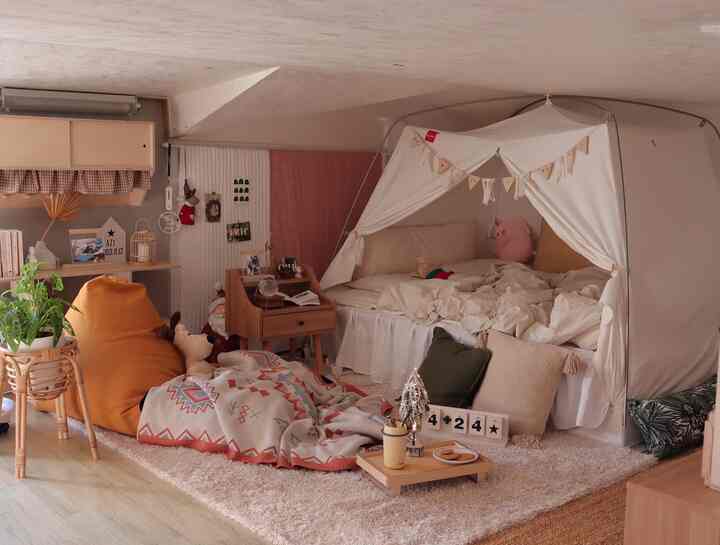 ベージュと木目調の寝室、キャンプテントとクッション、ビーズクッションが配置された雰囲気のあるナチュラルインテリア