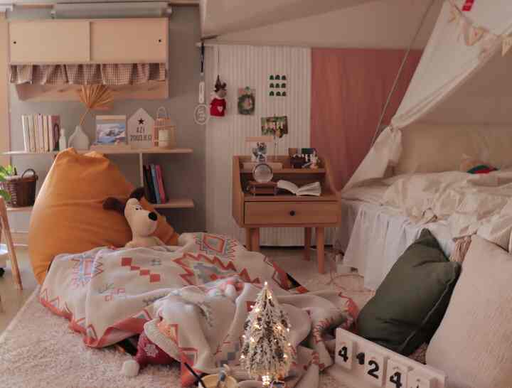 温かみのあるウッドトーンとナチュラルカラーが調和したロフト寝室、ビーンバッグやかわいらしい赤ちゃん向けの飾りが配置された居心地の良い空間