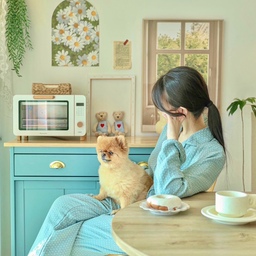 작지만 변화무쌍한 집.
거실에 있던 수납장은 주방으로 보내고, 주방에 있던 아일랜드장을 거실로 옮겨줬더니 완전한 다이닝룸이 되었어요.
