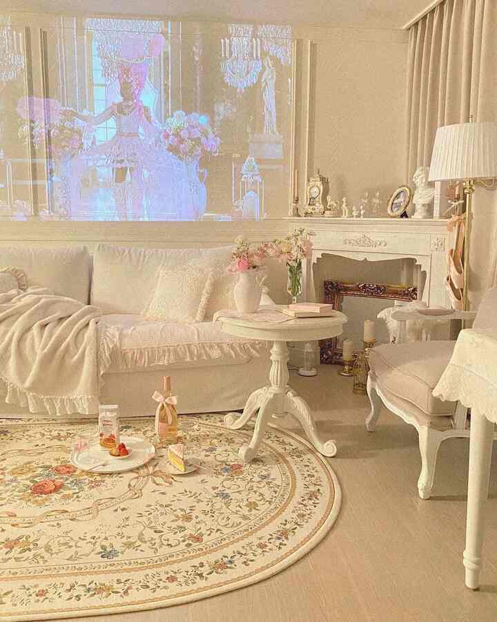 温かみのあるホワイトトーンのクラシックなリビング、アンティーク家具とラグ、フロアランプが調和した印象的な空間