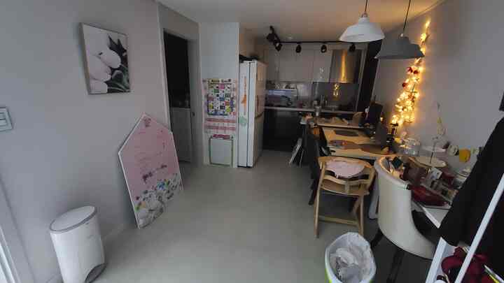 太った冷蔵庫に狭い構築キッチンという固定観念で 
壁に4人用のダイニングテーブルを貼り付けて書きました。 
狭い建物の台所という言葉に恐ろしいものを食べました。
入居後3年間、何の試みも考えていませんでした。

こんなに広いのに！