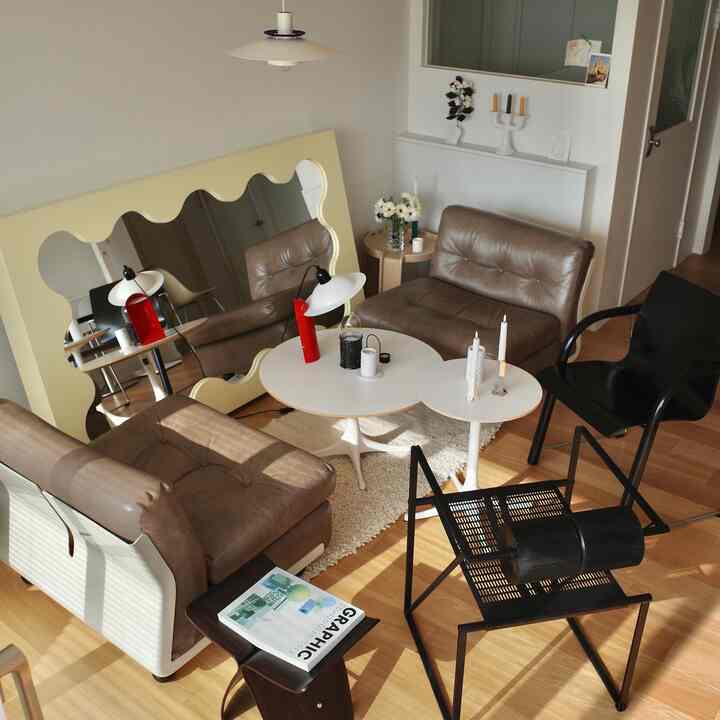 Natural-toned living room featuring beige leather armchairs and white coffee tables, creating a modern and warm atmosphere