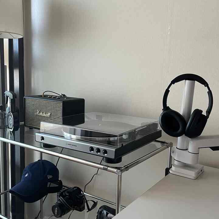 ブラックとシルバーのトーンのホームオーディオ空間、オーディオテクニカのターンテーブルとマーシャルスピーカー、ヘッドホンが整然と配置されたモダンなインテリア