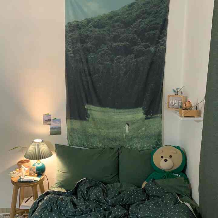 家の飾りと飾りながら一番欲しかった森の中の感じをファブリックポスターで感じられるようになりました💚
掃除時に窓を開けておくと外に見えるのが嫌で白いカーテンもつけたが、ファブリックポスターでもっと居心地よく🌳

週末ごとに清掃後、インセンスを吸いながら清潔感と香りを家の中で森にできるようにウッディさをたくさん吸う緑ホーム🏡

アワービーインセンススティックはウッディさと花の香りが共存し、2つのように咲いた時の調和が2倍🕯🌳🍃🥀

イセンススティックケースはシーディケースのようにとてもかわいいです🤭
トレイと真鍮ホルダーまですべてが完璧だ！ 🕯
