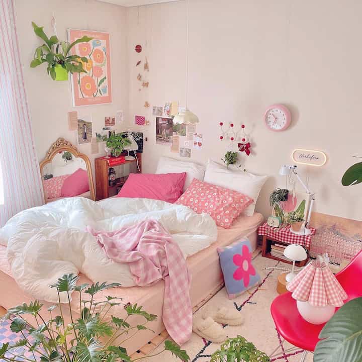 Pink interior💗
instagram @___perola_
.
I moved the picture frame in the living room to the bedroom and matched it with a cloud-like blanket and a coral pink pillow cover. As the chilly weather continues, it seems like spring comes first to the bedroom☺️