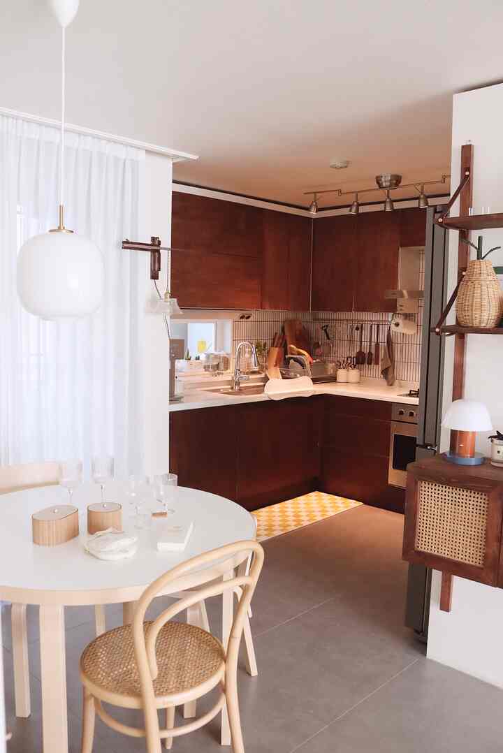 ウッドトーンとナチュラル素材が調和した、一人暮らし向けのコンパクトなキッチンとダイニングスペース