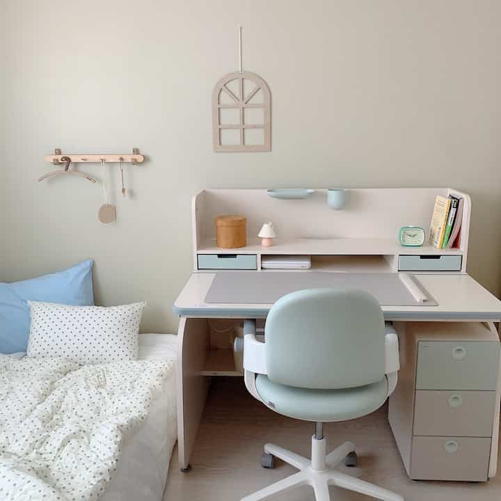 Mint and white toned kids' room featuring Illum Lingky Plus elementary desk and mint chair, creating a clean and cozy study space