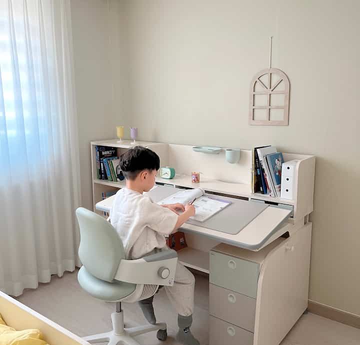 Bright white and mint toned kids' room featuring Linky Plus desk and chair, creating a focused study environment
